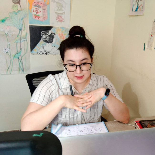 Erica Gu. Mo., profesora de japonés